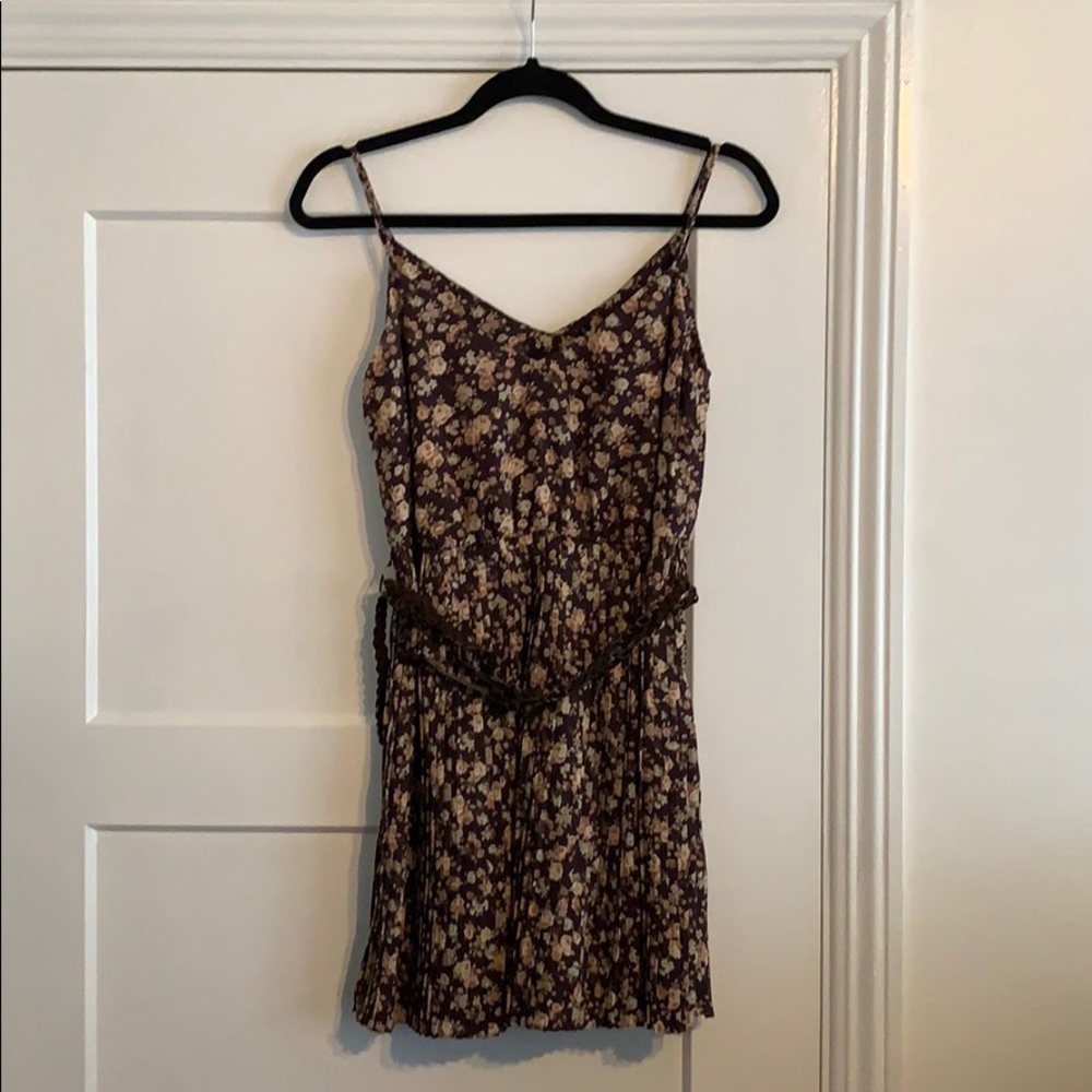 BELTED FLORAL SUMMER DRESS SIZE SMALL. NEW!!